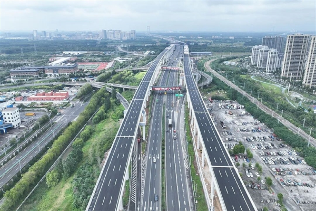 日均可通行15万辆次!全国首个“6改12车道” 高速公路改扩建项目通车