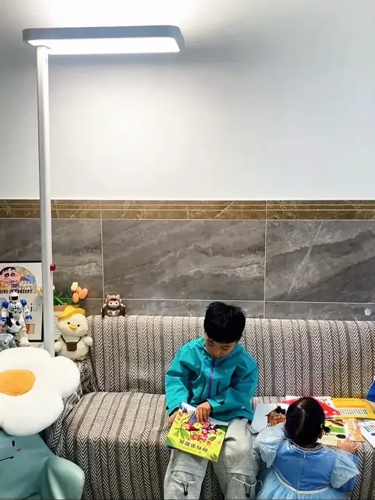 后悔没早买！听老师推荐换了这个大路灯，娃在客厅看书终于不费眼了！#月影大路灯 #儿童护眼好物 #无主灯设计 #人类幼崽  #宝妈分享
