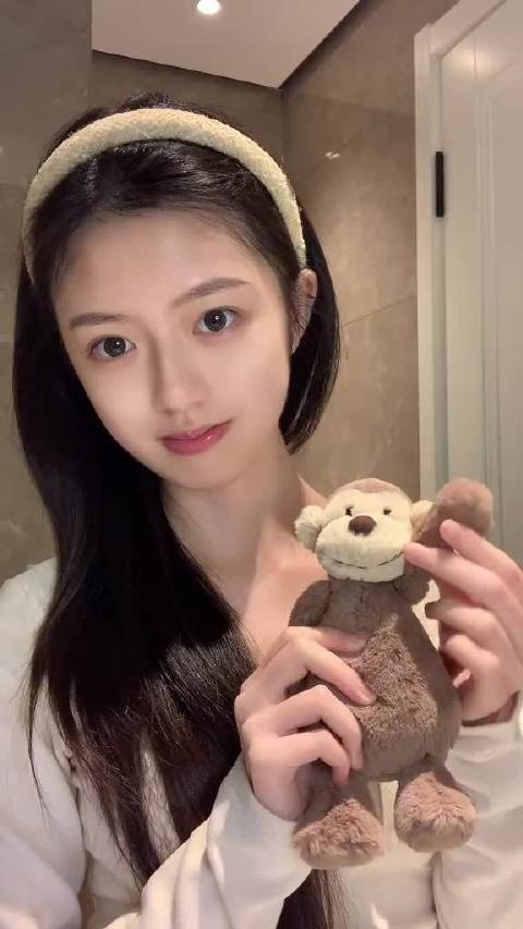 #彩妆产品##微博兴趣创作计划##东方之美#  晚间护肤的松弛感时刻，从温柔洁面开始，搭配馥郁满铺的产品，每一步都是与肌肤的温柔对话。坚持这样的节奏，好皮肤会慢慢养出来～ 当代护肤大师的微博视频