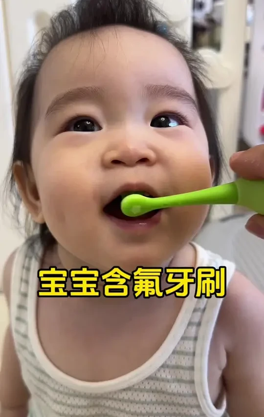 千万别等宝宝牙黄了才想起来刷牙！这款#combo小章鱼乳牙刷 刷毛自带氟丝，不会吐水也可以刷的很干净#宝宝牙刷 #儿童牙刷 #含氟牙刷 #母婴好物