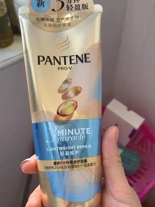 谁懂啊！沙发+长发真的是“炸毛重灾区”，染烫完更是又干又糙像枯草…直到被潘婷3分钟奇迹护发素救了！
	
每次洗头挖一大坨糊在发尾，3分钟冲掉，头发直接从“钢丝球”变“丝绸缎”！梳头发再也不卡梳子，吹完