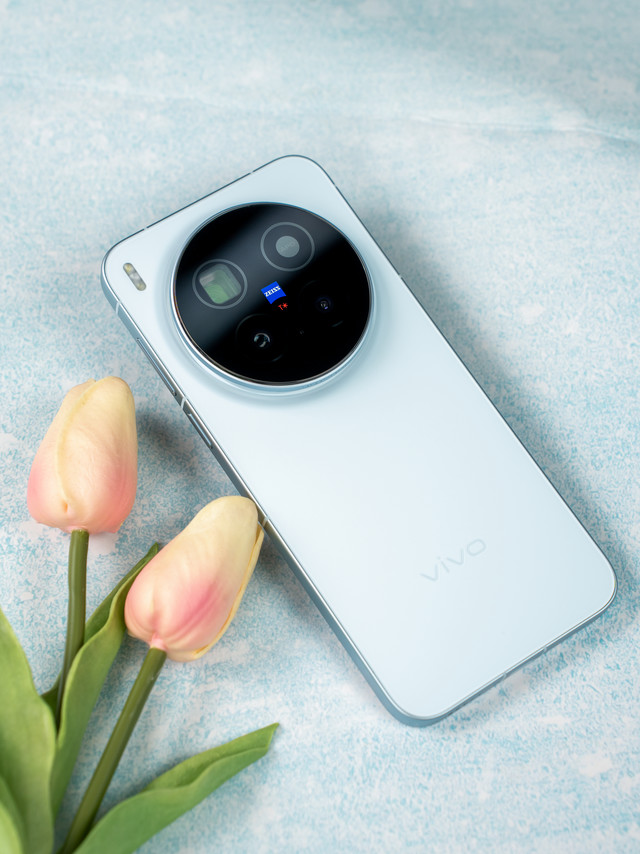 vivo X300 Pro摄影师套装真机赏！太帅了，比我的单反都诱人#vivoX300抢先上手##vivo X300系列# 大家帮忙一键三连，我明天抽300红包助力大家购买vivo X300 Pro手