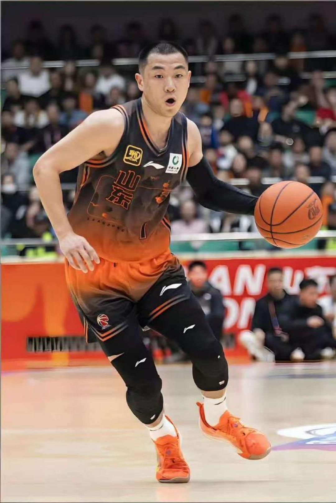 克里斯狂轰36分统治内线,山东男篮赛季首破百轻取新疆