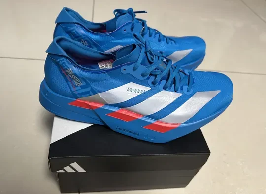 对蓝红配色的爱惨了！👟💙2025阿迪跑鞋开会