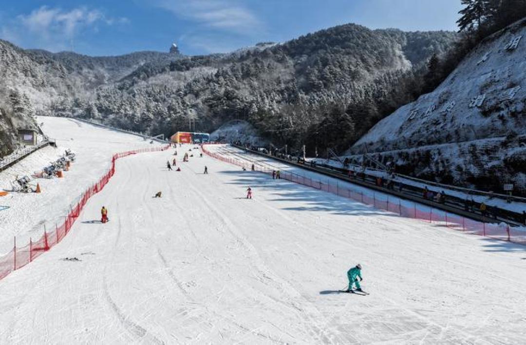冬游杭州大明山,高山滑雪后泡进雪景温泉,体验现实版冰与火之歌