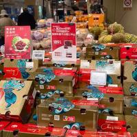 两杯奶茶钱买一斤车厘子，今年“水果贵族”为何价格腰斩？