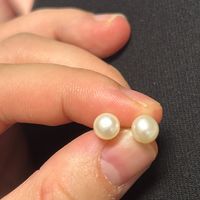 珍珠耳钉：经典温润之选