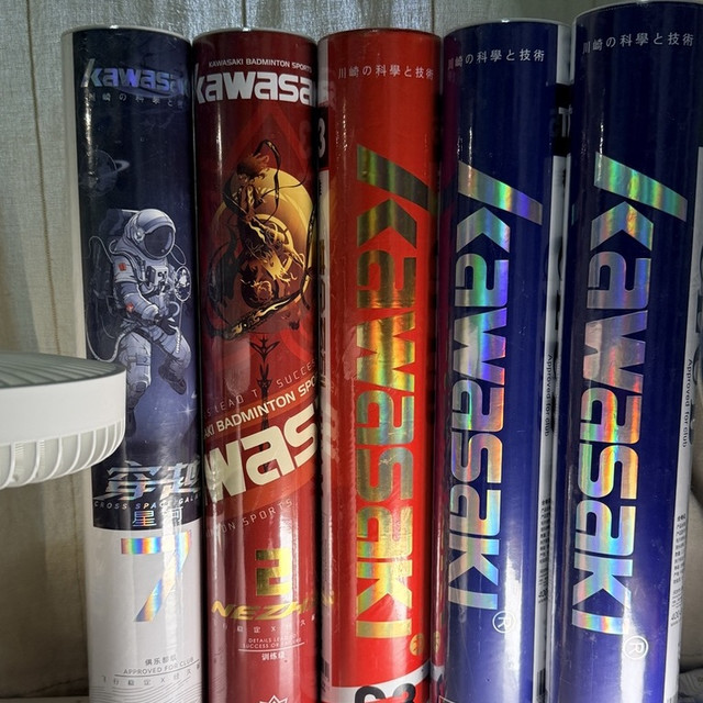 川崎这五款羽毛球三个月实战笔记：从“试试看”到“囤十桶P65”