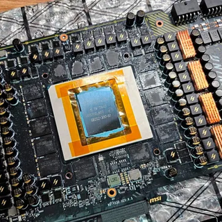 微星 RTX 5090 Lightning 跑分登顶，采用40相供电和双16针接口
