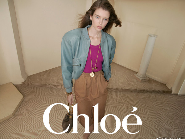 Chloé 2026 春季系列，由创意总监Chemena Kamali 呈现。Johnny Dufort 掌镜拍摄。现于Chloé线下精品店，天猫Chloé蔻依官方旗舰店和小程序及官网进行发售。#Ch