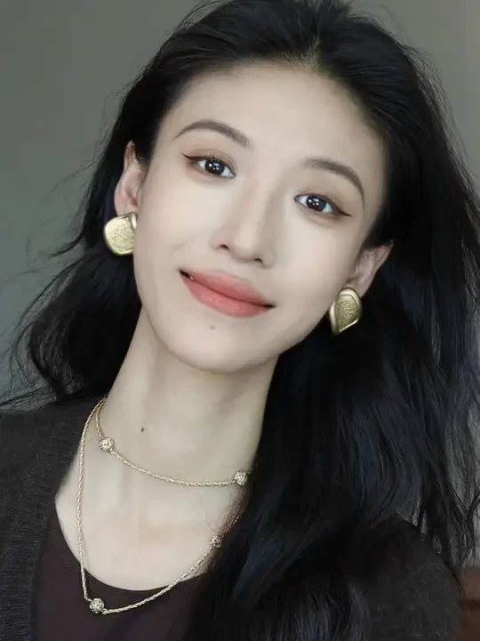 穿搭基础，口红就不基础！
很多人都在纠结换季要不要买新衣服
其实只要用心选口红，配饰再好好搭配一下
立刻get穿搭新风格！
秋冬真的是玩色号和饰品的好季节
大胆尝试，美出新高度！
#口红 #搭配公式