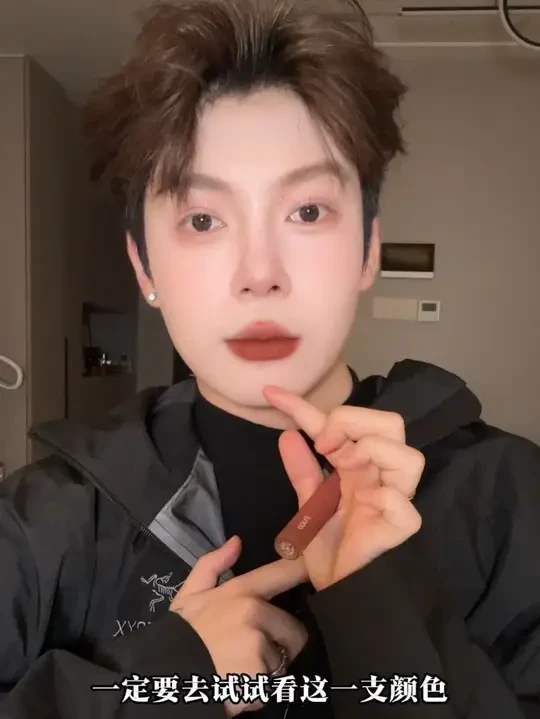 秋冬什么都可以不买！都这支口棕真的一定要入手！搭毛衣风衣真的太高级显气质拉#口红 #美妆 #口红试色 #puco白月光 #秋冬口红