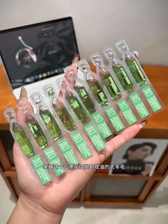 啊啊啊！有了这个次抛卸妆油，出差旅行再也不用大包小包的带着了！小小一支，轻松卸除全脸！#卸妆油#次抛卸妆油#卸妆#无线回购的宝藏单品 #平价彩妆