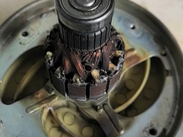 25年前的伊莱克斯真空吸尘器。拆解。那时候还没有线路板啊。电机的定子烧了。拆下半斤铜，发了发了。