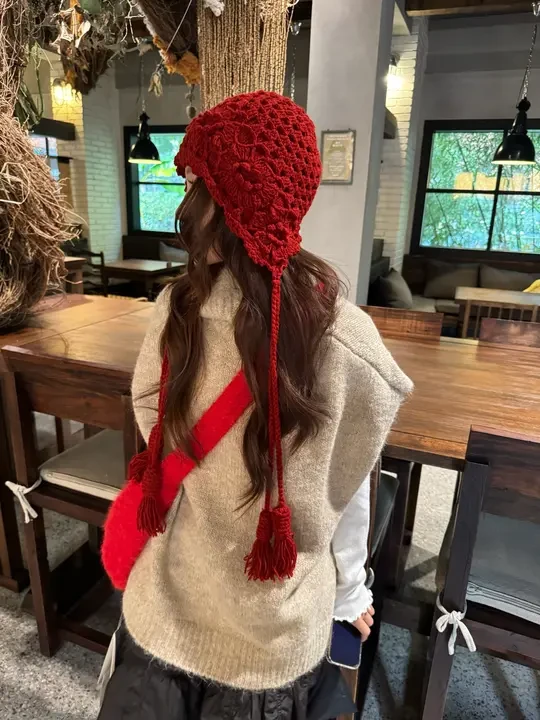 真的有人能忍住不在冬天戴红帽子嘛💢🥹
已经开始为跨年的穿搭做准备了！红色真的太有新年的氛围感了～
#戴帽子拍照 #显脸小帽子 #百搭帽子 #小红帽 #氛围感穿搭 #跨年穿搭 #新年穿搭 #圣诞穿搭 #