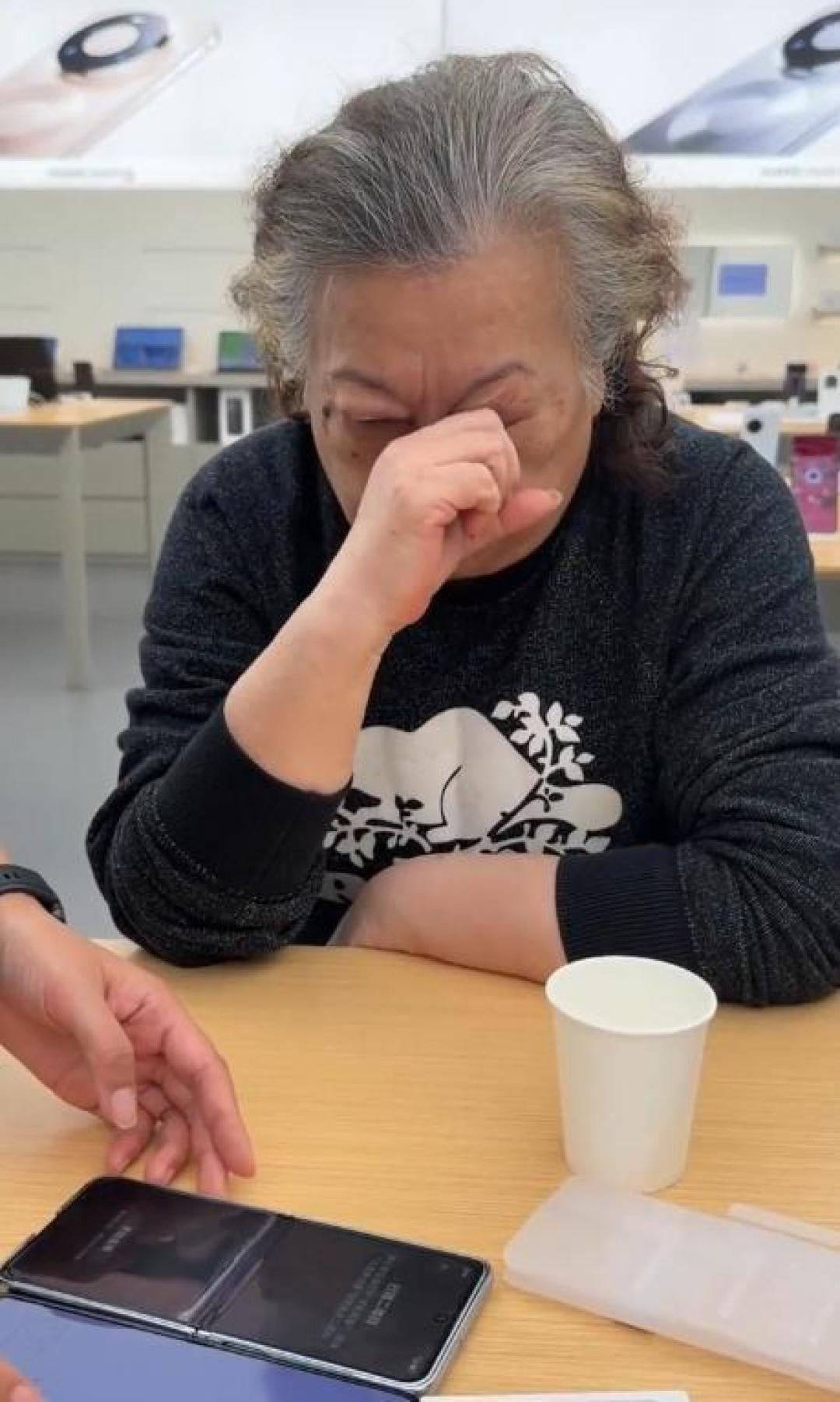 当妈妈炫耀网购的手机:原来给长辈挑手机,懂他们比花钱更重要