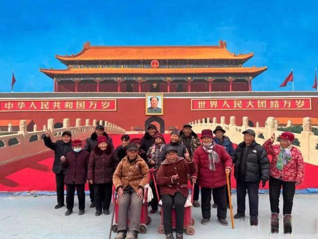 河南画家为老人墙绘天安门,元旦涌入5万游客,摊贩日入超2万