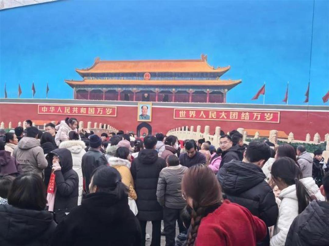 河南画家为老人墙绘天安门,元旦涌入5万游客,摊贩日入超2万