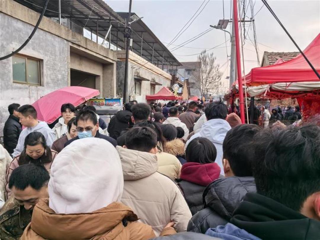 河南画家为老人墙绘天安门,元旦涌入5万游客,摊贩日入超2万