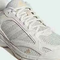 adidas网面运动休闲鞋：时尚与功能兼备