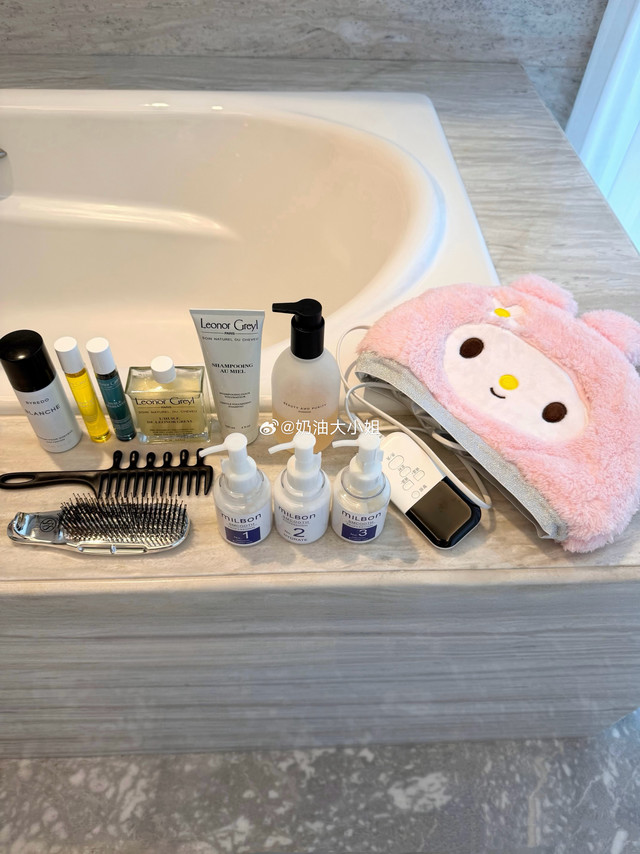 打算不定期分享一些个人风格爱用物，护发方面基础洗护我以前分享过蛮多，这次想分享一套增添美女感的进阶版护发流程，其中的每一款产品搭配和使用细节都是我实验了很久调整出来的。进阶版护发需要比平时多花一些时间