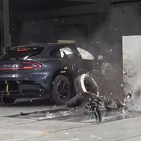 小米YU7“丢轮保命”是安全黑科技还是营销噱头？全网观点大PK