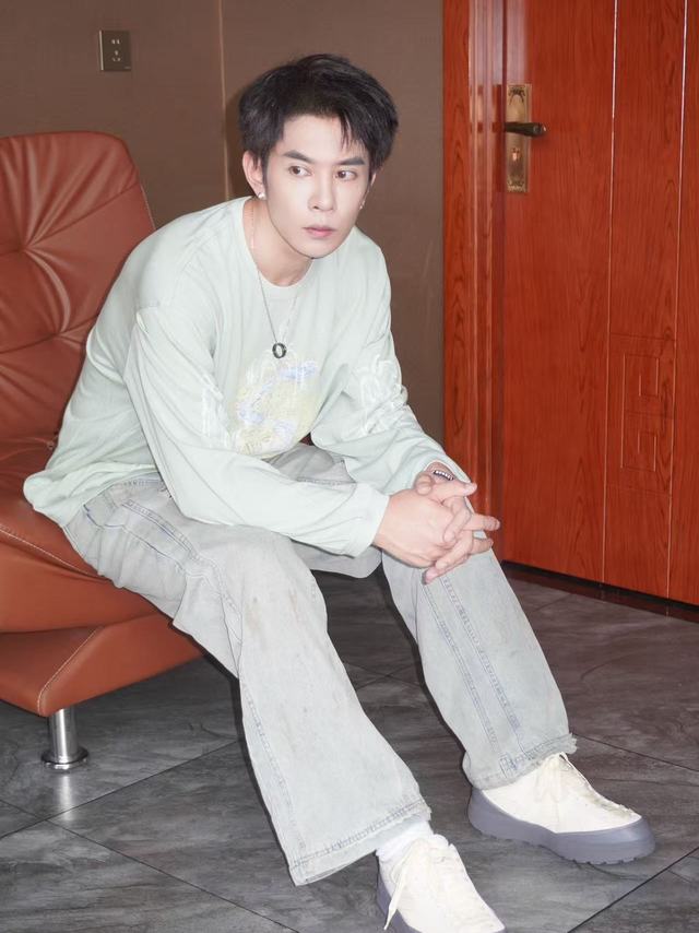 #Kappa明星同款##冯建宇同款##Kappa背靠背#刷到老版《逆爱》主演冯建宇的新私服图，瞬间勾起青春回忆！他脚上那双Kappa户外徒步鞋太对味，配色清爽利落，不管是日常通勤还是周末去户外溜达都很