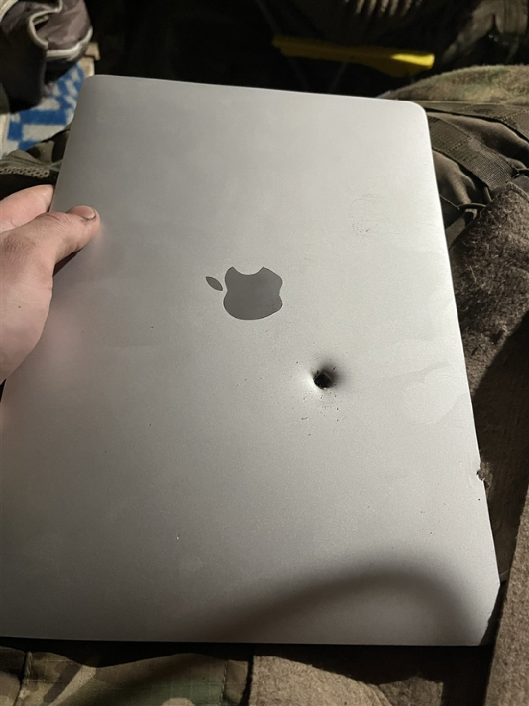 苹果救我一命!乌克兰士兵随身MacBook Air遭炮弹碎片击中还能正常运行