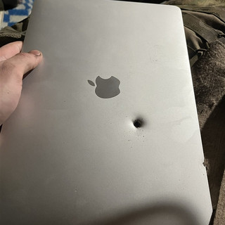 苹果救我一命!乌克兰士兵随身MacBook Air遭炮弹碎片击中还能正常运行