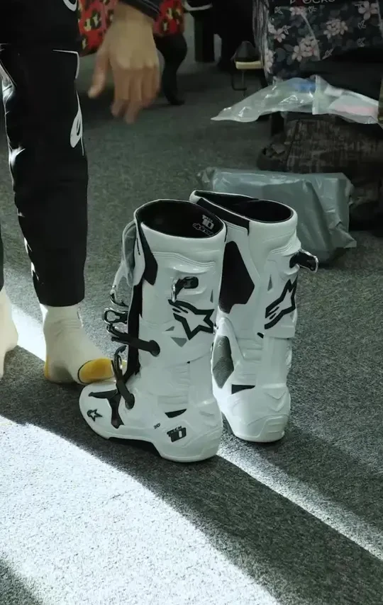 顶级大神同款Tech10 来着Alpinestars 的顶级款Tech10靴子，达喀尔冠亚季军车手同款，KTM本田英雄三个大厂队的所有车手都穿这款#alpinestars越野 #Tech10