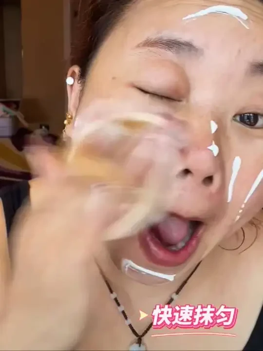 姐妹们美白防晒隔离三合一，通勤出门涂它就够，不假白不搓泥！告别瓶瓶罐罐！三合一防晒隔离，一抹焕白，防晒力拉满，39.9元一支，今天下单第二支只要20元，防晒美白隔离一步到位，轻薄服帖不闷痘，薅到就是赚