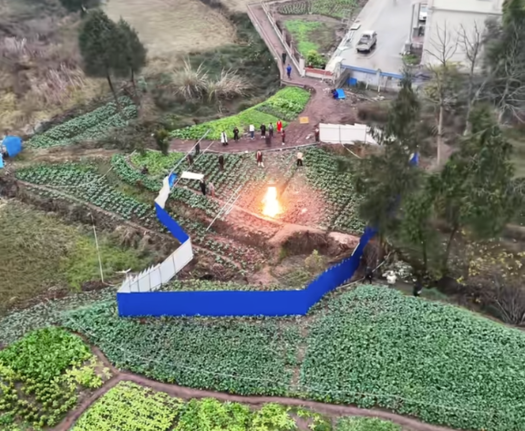下雨也不灭!四川一菜地冒火烧了8天 当地:系浅表天然气自燃