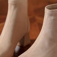 杏色绒面靴：秋冬的温柔底气