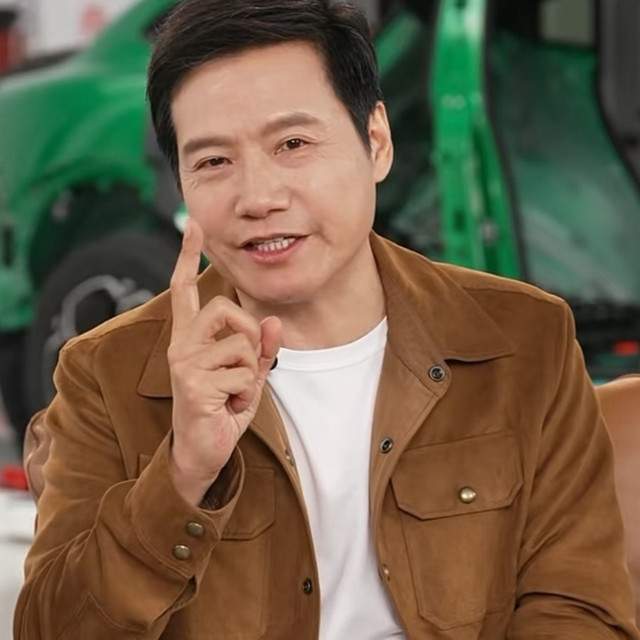 穿时髦麂皮衬衣直播拆车！雷军惦记当时尚博主，已经好久了吧？