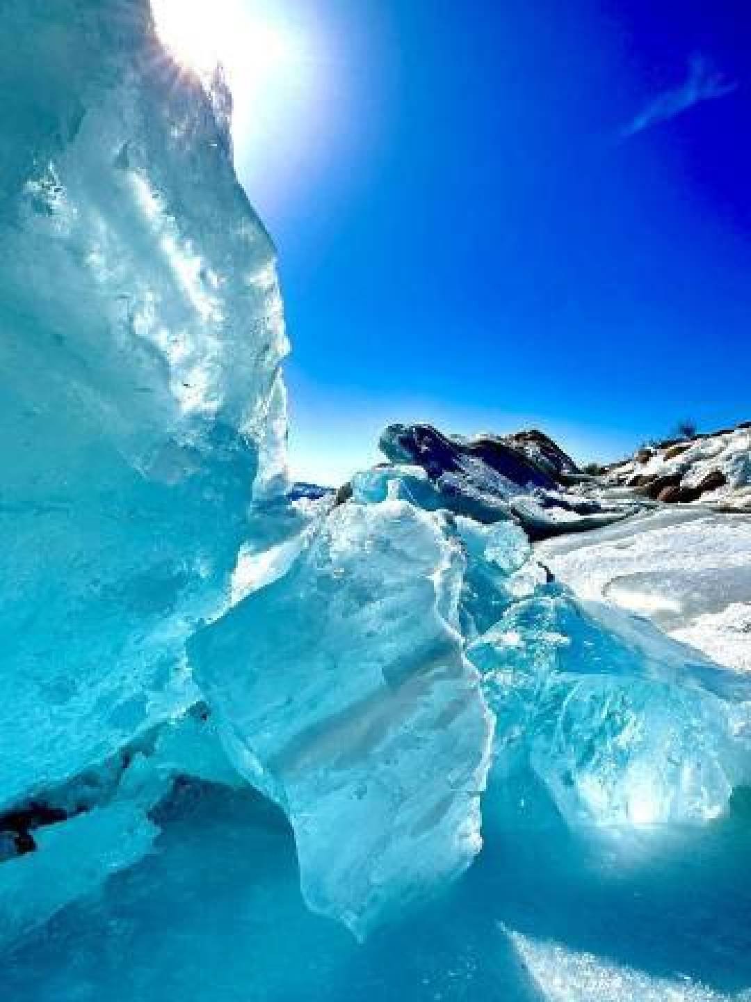 赛里木湖冬日封神,蓝冰气泡冰与天鹅共筑的冰雪童话世界