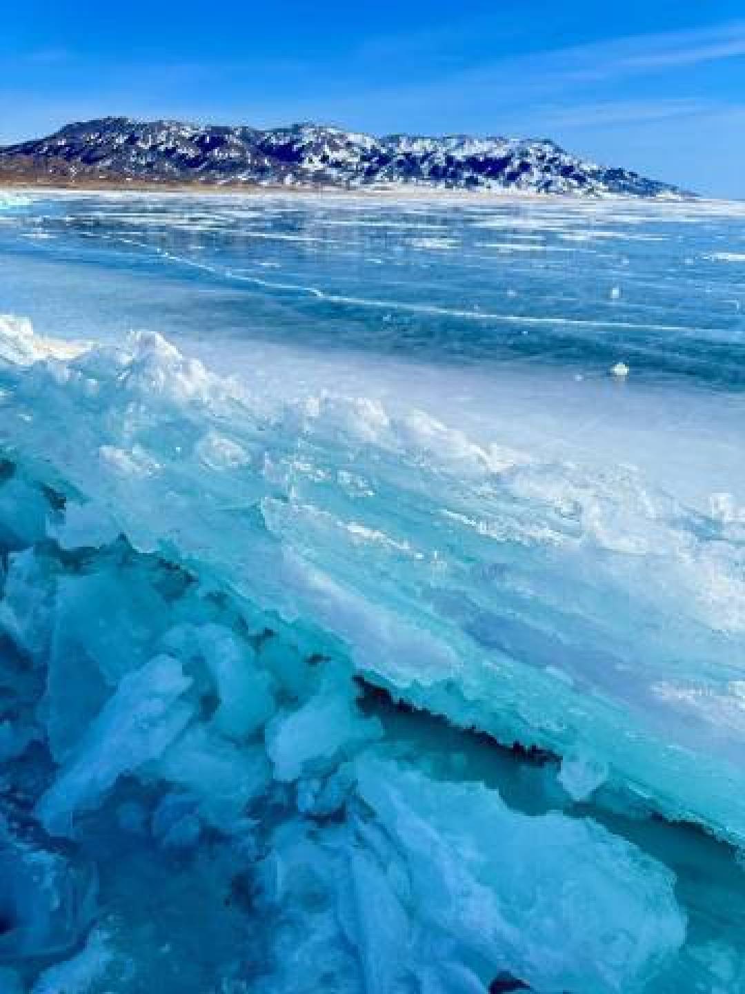 赛里木湖冬日封神,蓝冰气泡冰与天鹅共筑的冰雪童话世界