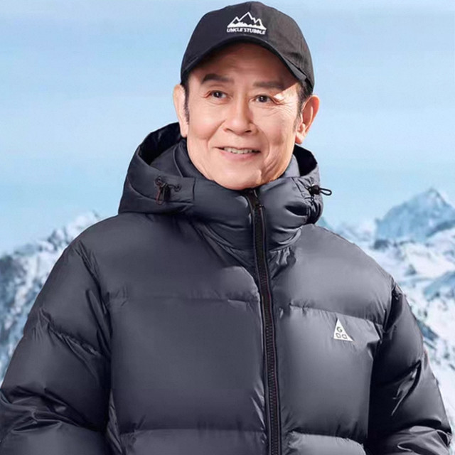 六七十岁男人，羽绒服尽量别穿大鹅、北面，换成这4个国货更高级