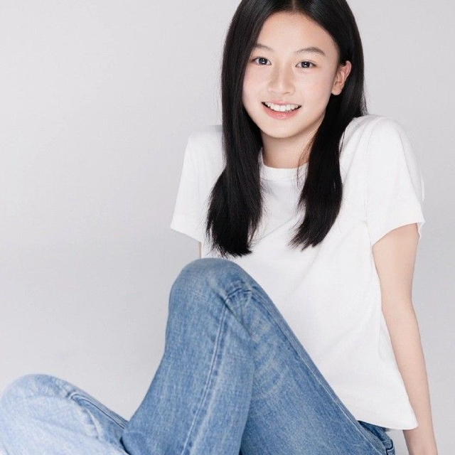 撞脸张柏芝的15岁女孩七七官宣进组，签约24小时就空降S级剧组？