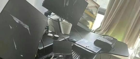 暴躁姐吵架上头砸男友电脑上热搜，哭着补救却发现：修比买新还贵