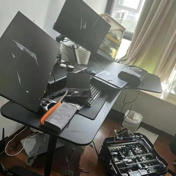 暴躁姐吵架上头砸男友电脑上热搜，哭着补救却发现：修比买新还贵