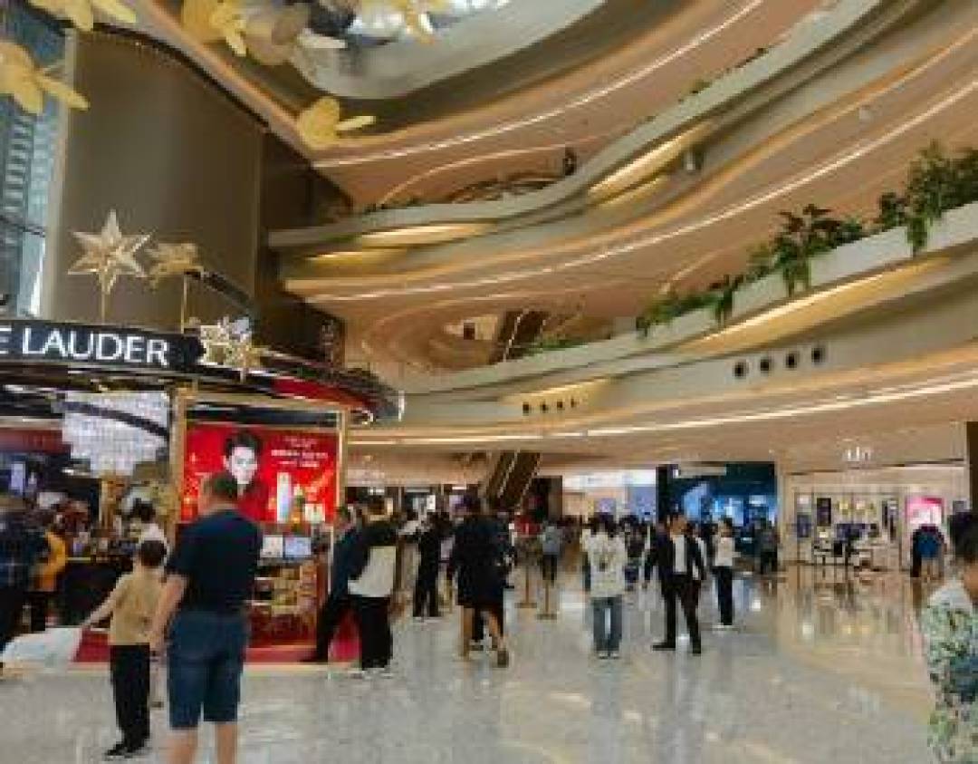 始祖鸟成海南新特产，三亚免税店挤满“反季扫货”的东北人