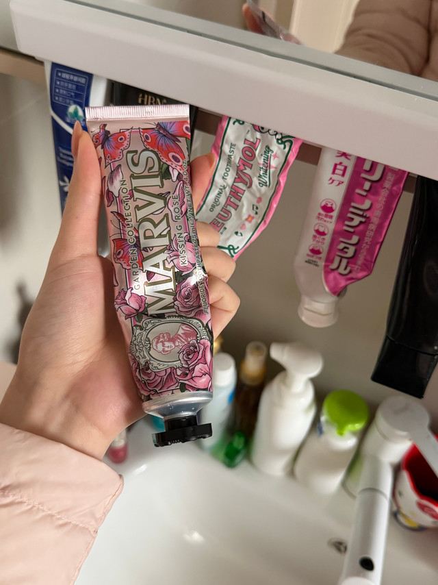 Marvis 的牙膏真的很好用[捂嘴哭]
年少无知买了好多各个国家的牙膏 还都不便宜
宣传的功效全都不过关（除了nbd的果酸）
没一个刷感和使用感都能打50分的 全部不及格[流汗][流汗]
以前嫌ma