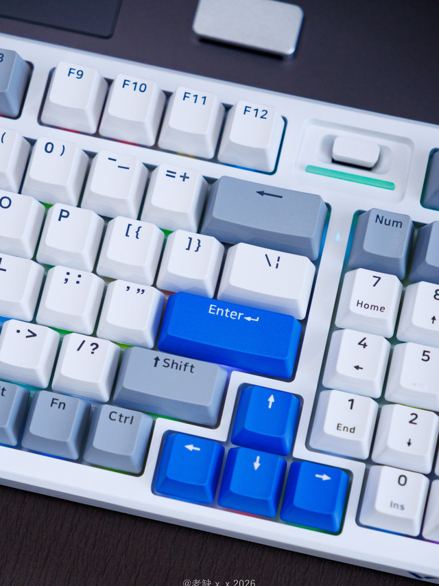 等了好久，终于等到了一块好看好用又便宜的98配列键盘雷柏V700DIY长续航版，有快银轴和弹白轴可选，办公场景比较多的话感觉还是弹白轴合适；右上角的时空幻境仓既是2.4G接收器的收纳仓，也兼有电量显示