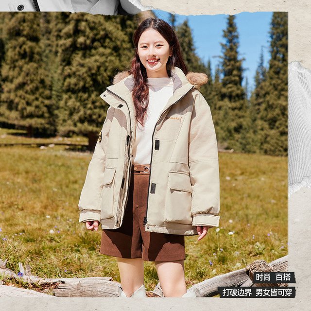 灯芯绒与防风面料拼接，充绒量111-142g，喜欢的先把礼金领上，到点再抢服饰券【141.55】雪中飞 男女短款貉子毛领灯芯绒羽绒服1、弹25.9淘礼金2、点击右上角“...”去淘金币抵扣20.57，