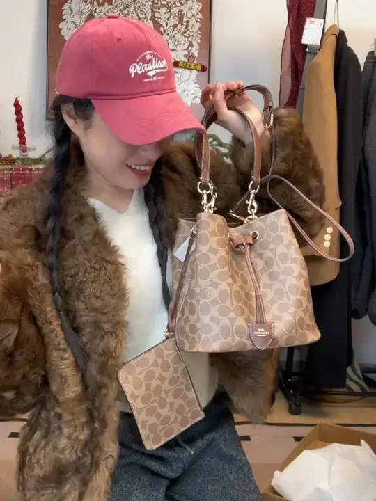 自从蔻驰换了设计师，不像以前那么老气了，越来越年轻时尚感了，每个都喜欢#coach蔻驰 #女包