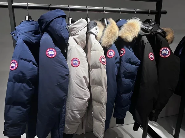 三亚高温下加拿大鹅羽绒服遭疯抢❄️ 6900元价格引网友热议
