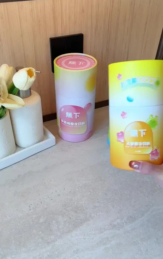 宝子们，蕉下多巴胺果冻牙刷太绝啦！软毛护龈，宽头设计清洁更快。小中童和成人都能用，全家适用，给口腔来场舒适清洁体验，冲就完了！
#潮流款式 #高档牙刷 #蕉下牙刷推荐 #家庭用刷 #家庭用牙刷