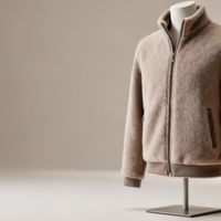 国产高端抓绒衣 vs 国际大牌：三倍价差，性能真有那么大差距？1000+用户真实观点PK