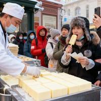 哈尔滨零下20度排队吃冰棍：本地人称是刚需，游客为体验仪式感