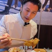 谢霆锋被东北菜征服，惊叹铁锅炖，直呼锅包肉大得像肉排